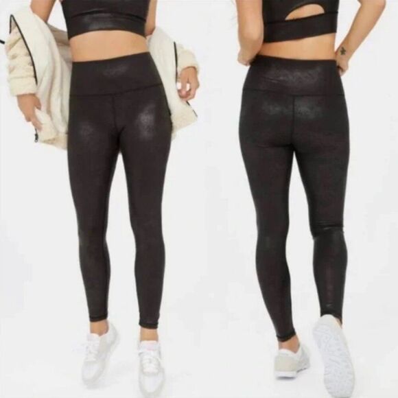 Offline by Aerie Embossed Black High Rise Pocketless Leggings Size Medium - Picture 1 of 8